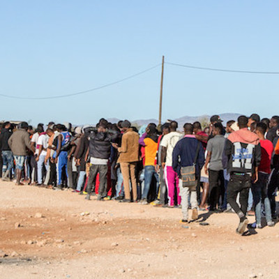Schlange an der Essensausgabe am Erstaufnahmelager Pournara für Flüchtlinge und Migranten am 11. November 2021 in Kokkinotrimithia (Zypern).