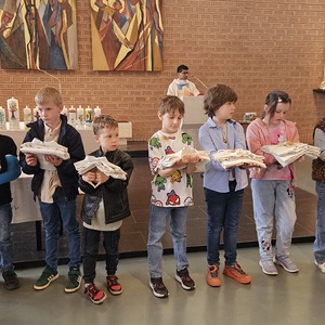 Erstkommunionkinder mit Kutten